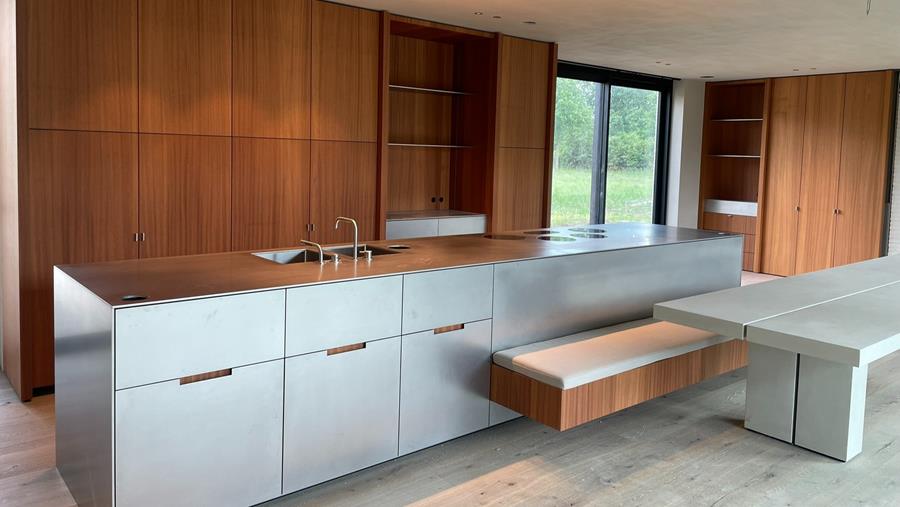 Une cuisine sur mesure en inox et acajou, d'une précision au millimètre