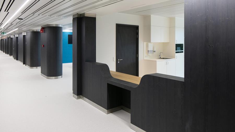 Un intérieur chaleureux et sur mesure pour un hôpital à dimension humaine